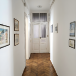 Ingresso e corridoio riservato dello studio di psicologia al secondo piano del Dott. Cristiano Pedersini a Trieste