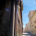 Particolare del portone d'ingresso dell'edificio d'epoca in centro a Trieste, in Via Mazzini 30 – studio di psicologia del Dott. Cristiano Pedersini