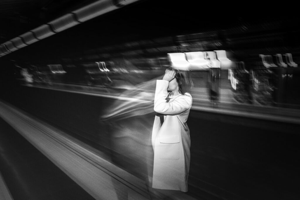 Persona sulla banchina della metropolitana