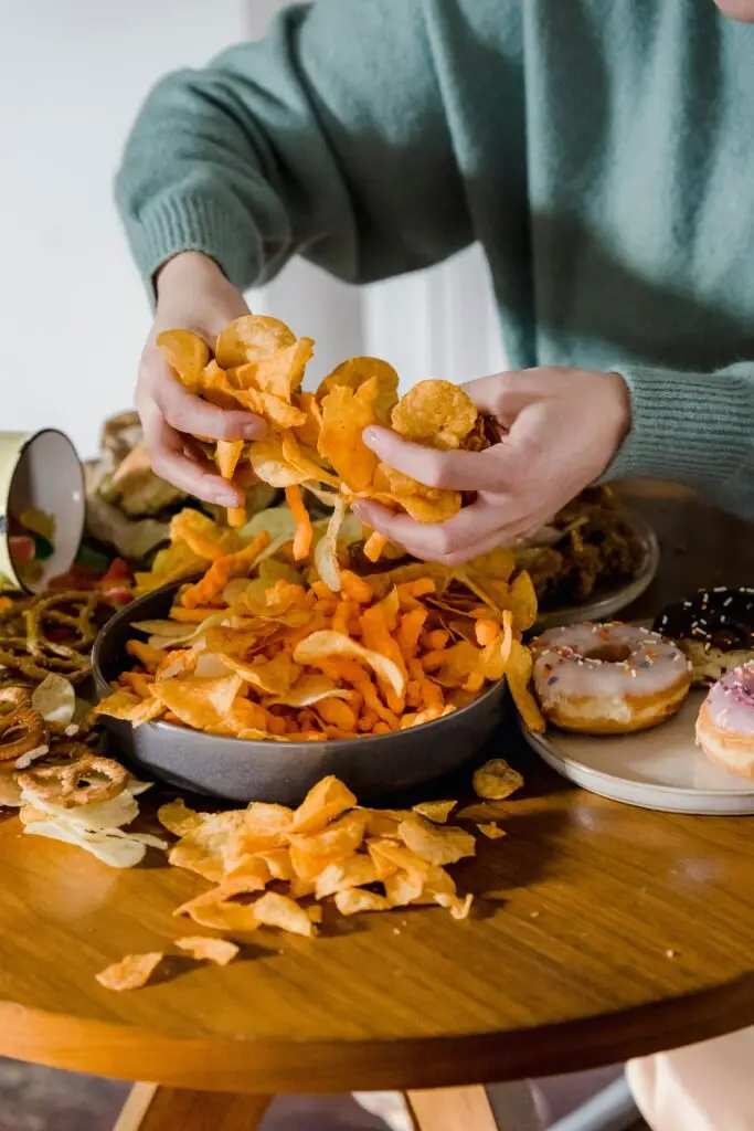 Mani con cibo spezzettato e ciotola