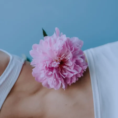 Fiore rosa sul corpo