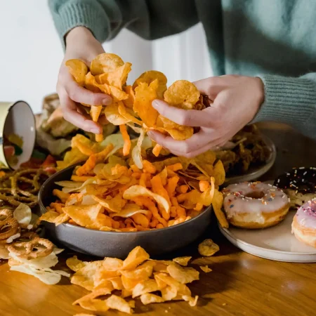 Mani con cibo spezzettato e ciotola